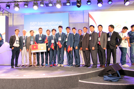Đoàn học sinh Việt Nam tham dự Olympic Toán học quốc tế năm 2017.